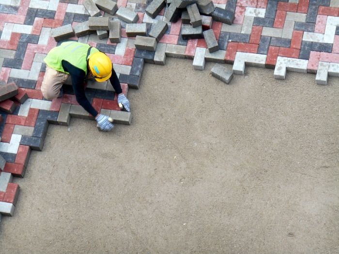 Práce Německo – Pokládání zámkové dlažby kousek od hranic