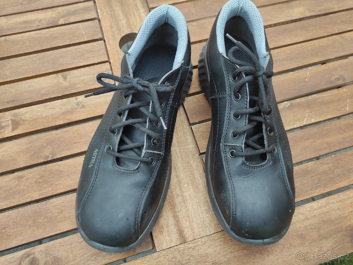 Pracovní boty 44 s kovovou špičkou