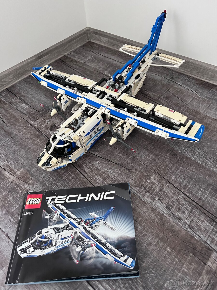 Lego Technic nákladní letadlo 42025