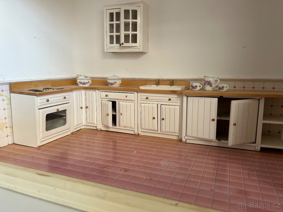 Retro dřevěná kuchyňka s porcelánem