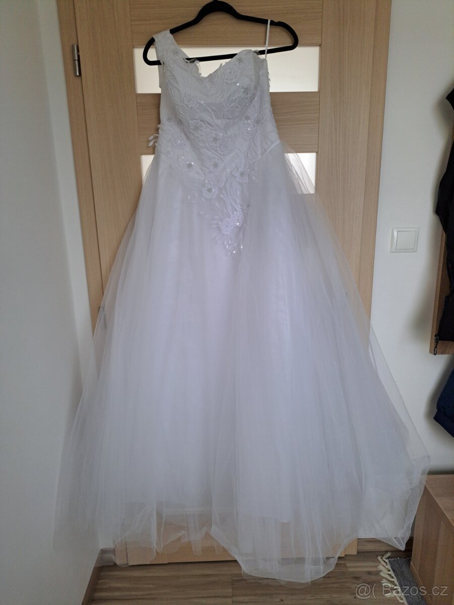 Svatební šaty