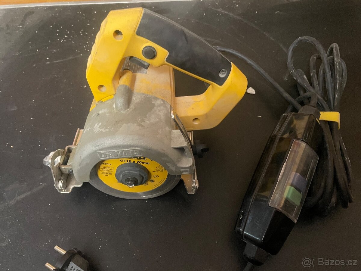 Řezačka obkladů DeWalt