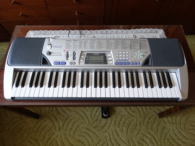 Klávesy Casio CTK-496 + sustain pedál + mikrofon + adaptér