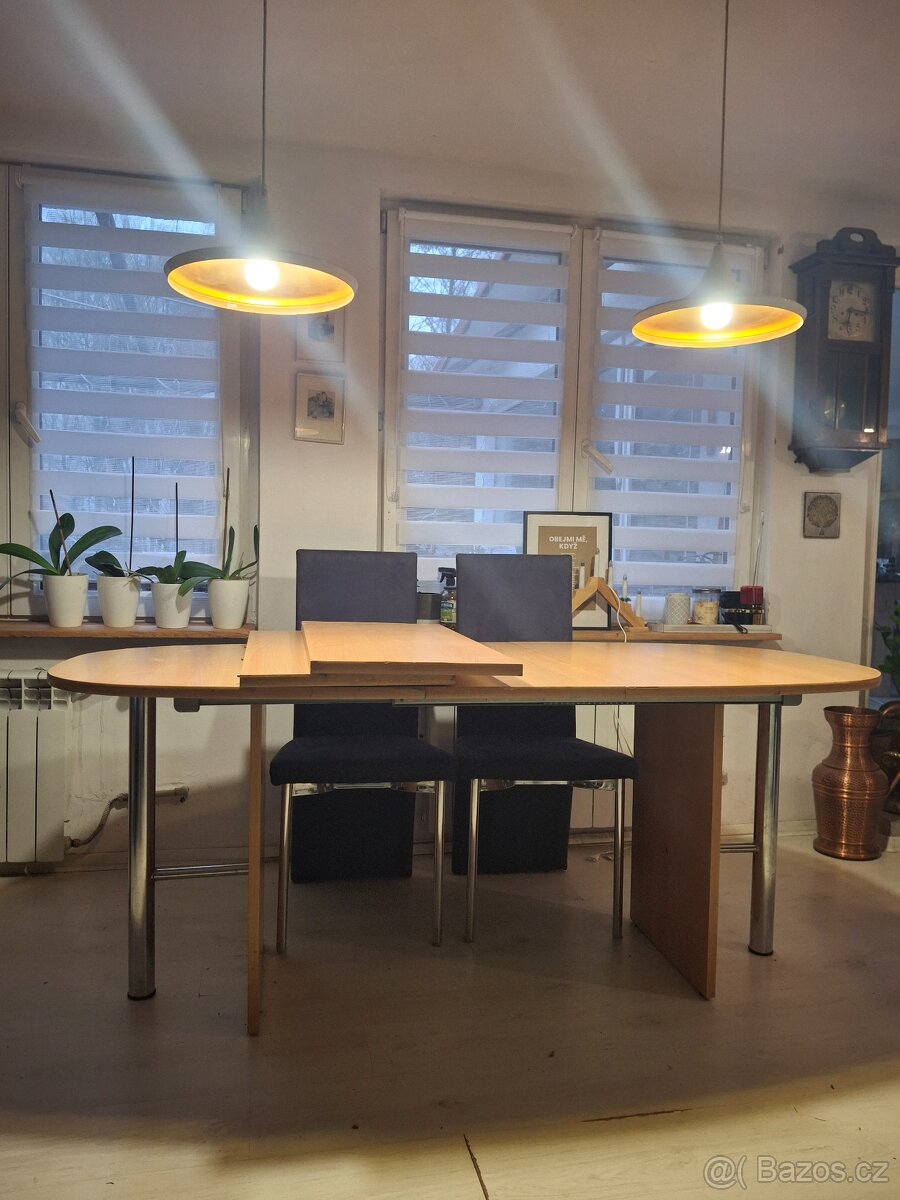 velký jídelní stůl