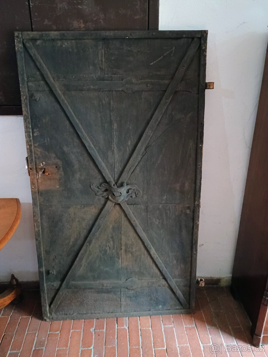 Železné kované dveře
