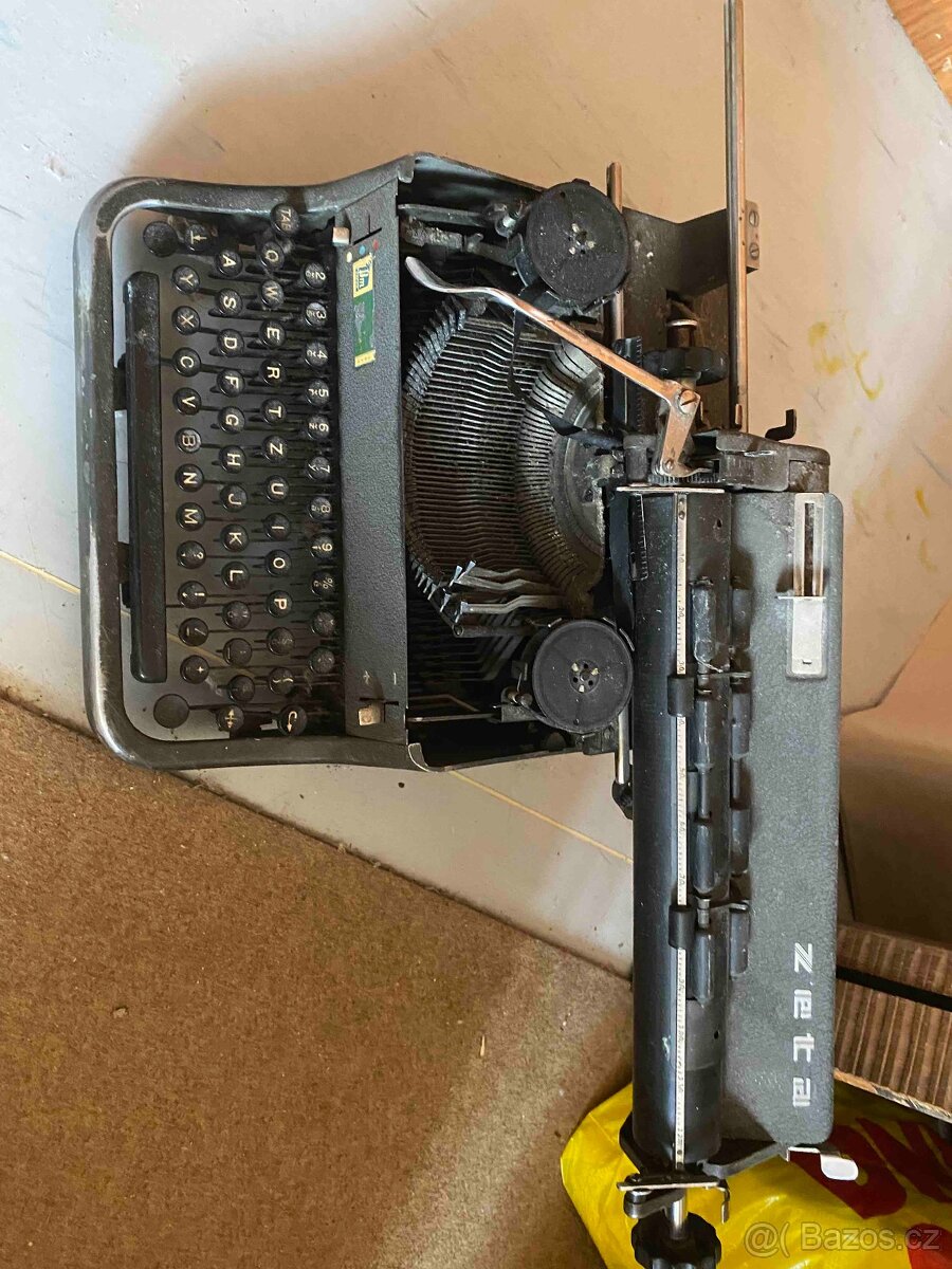 Starší psací stroj