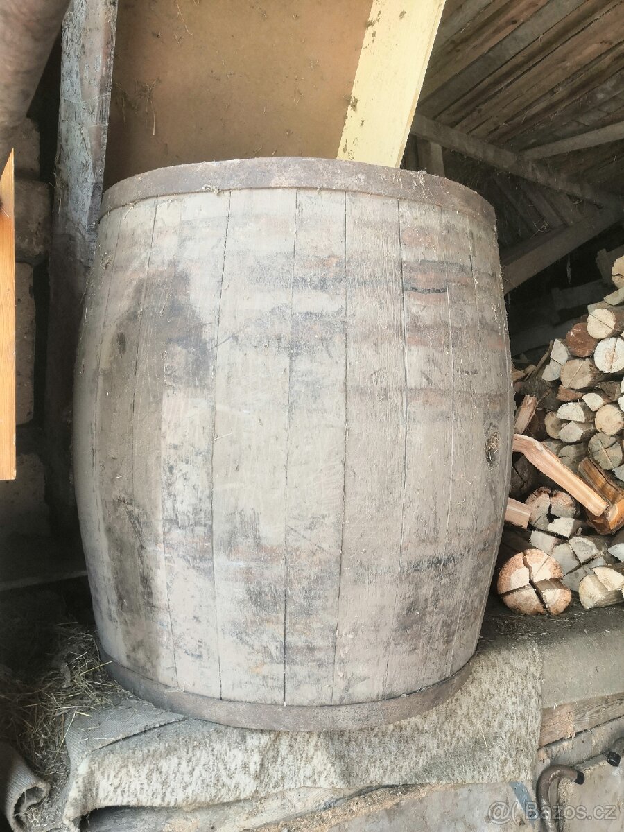 Starý dřevěný sud asi 500l