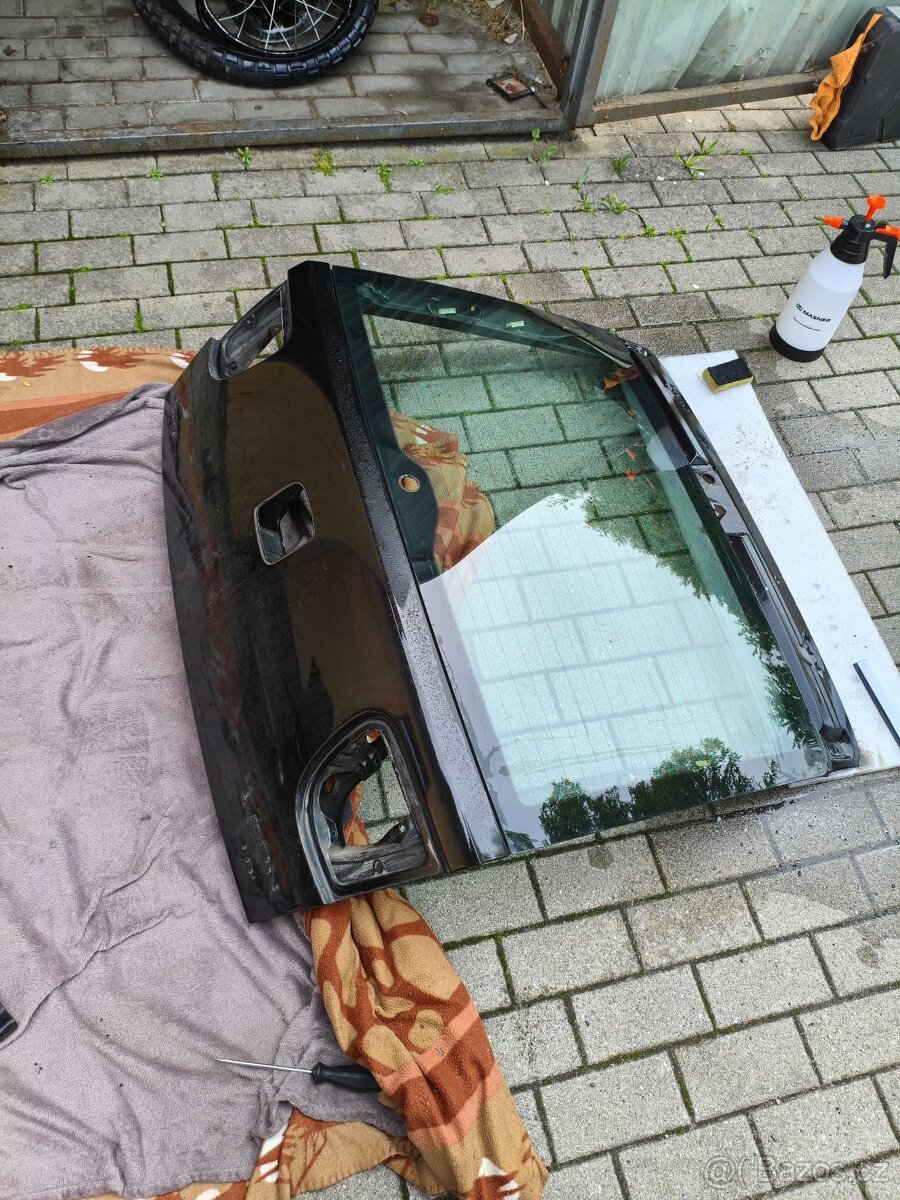 Leon kufrové dveře. Černá met