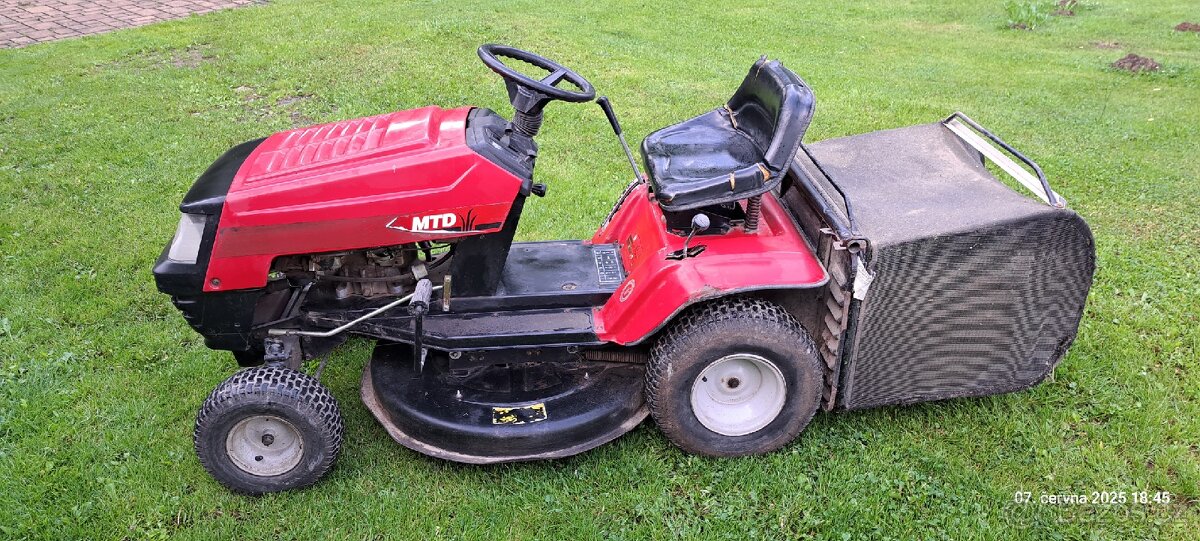 Zahradni traktor MTD