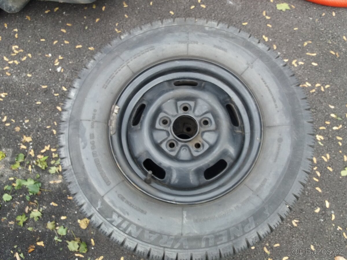 Kola na Hyundai H 100 se zimním pneu