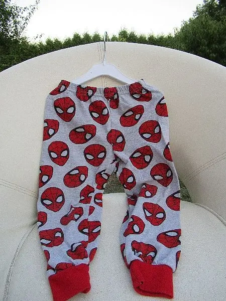 Spiderman chlapecké bavlněné šedočervené kalhoty vel. 104 -