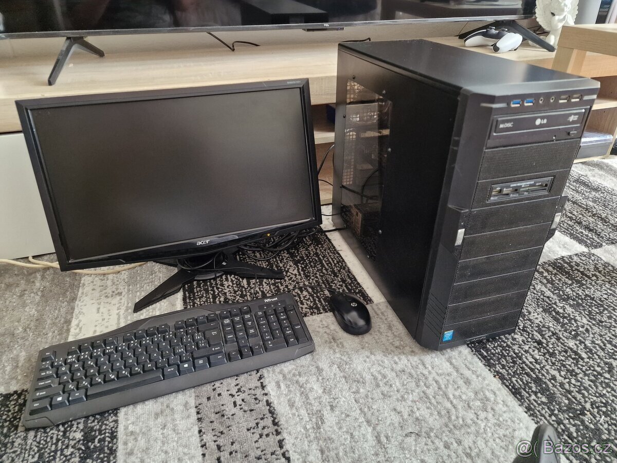 Čtyřjádrový Počítač s lcd monitorem na hraní starších her
