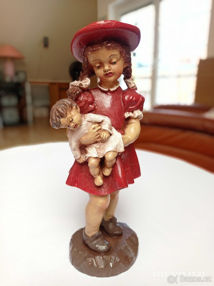 Starožitná ručně malovaná soška.