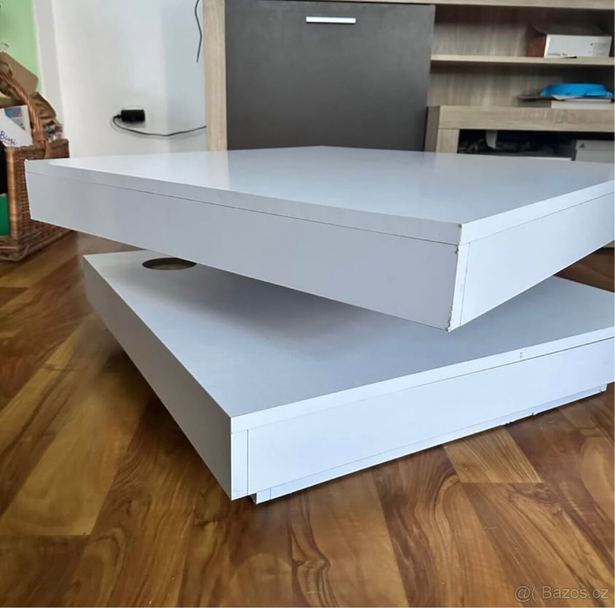 Točící bílý konferenční stolek