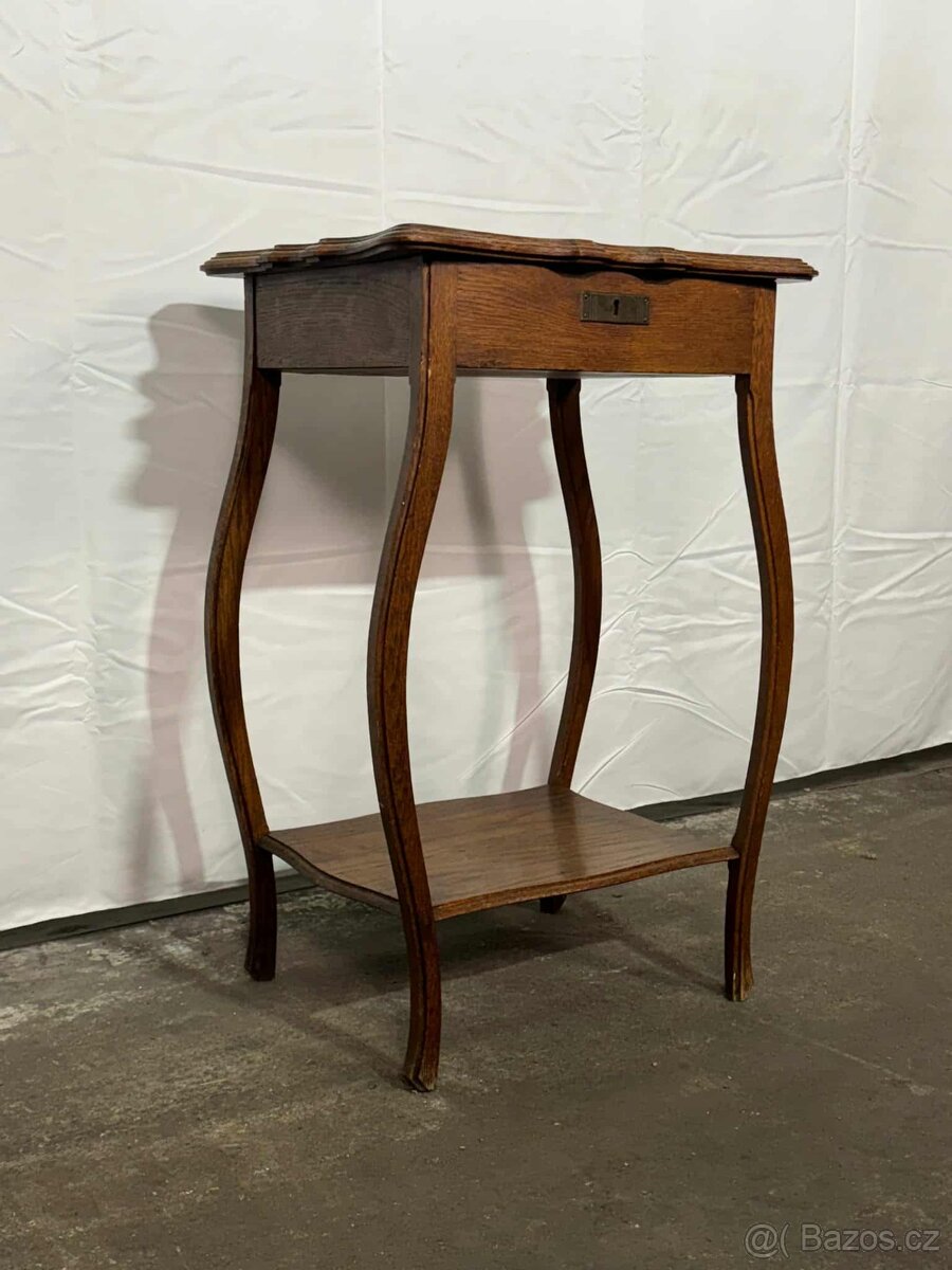 Toaletní stolek (133017)