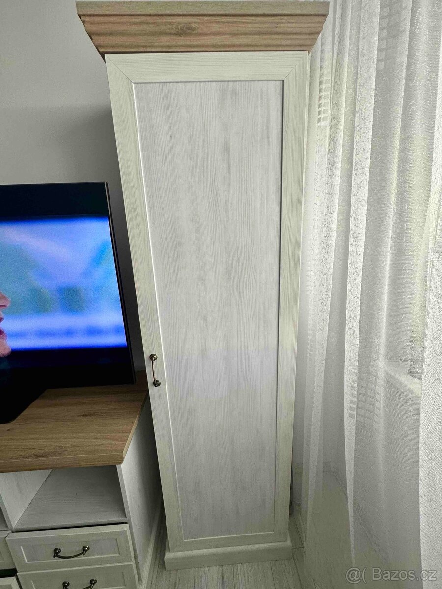 Jídelní a obývací nábytek