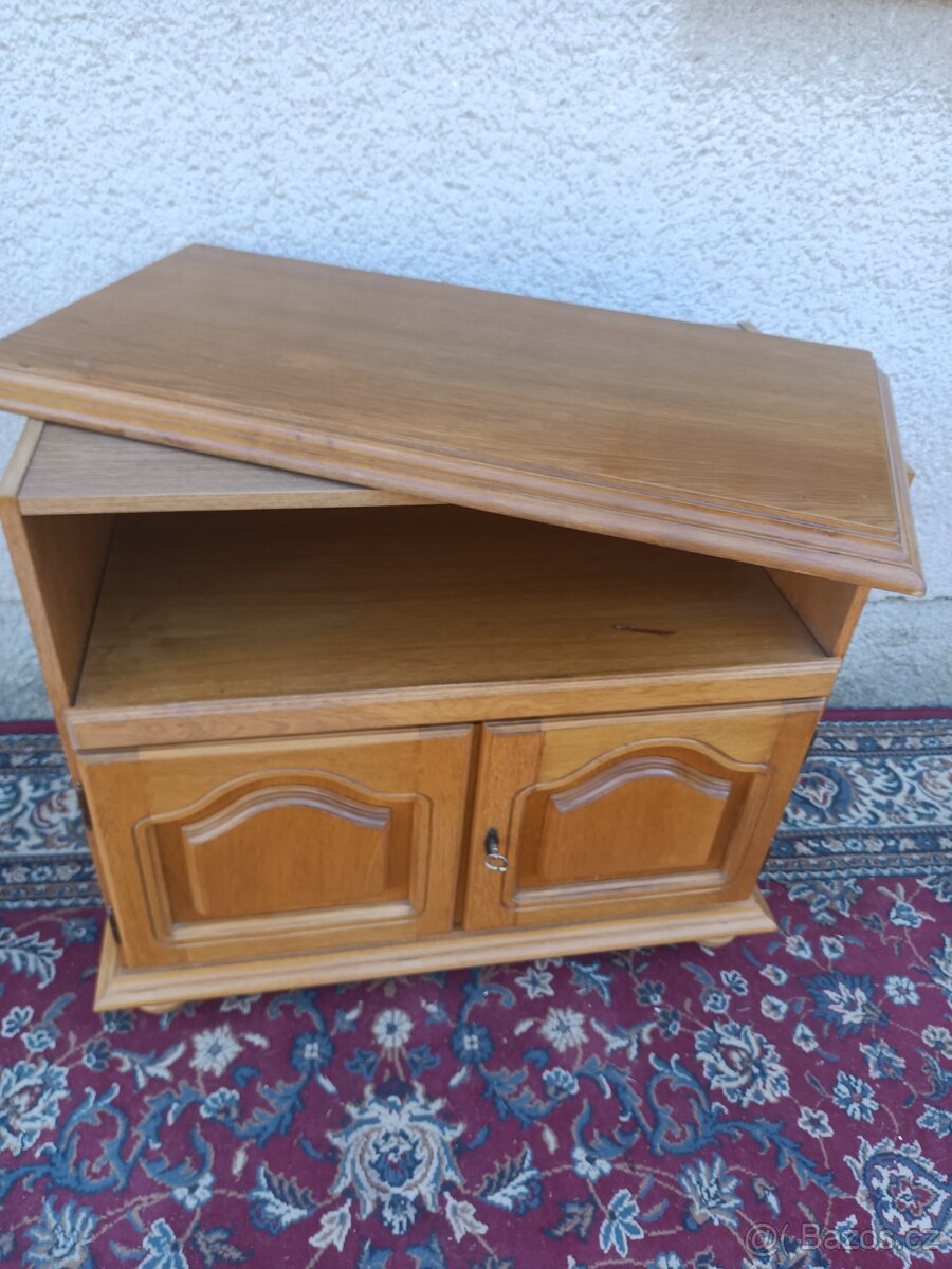 Rustikální televizní skříňka .