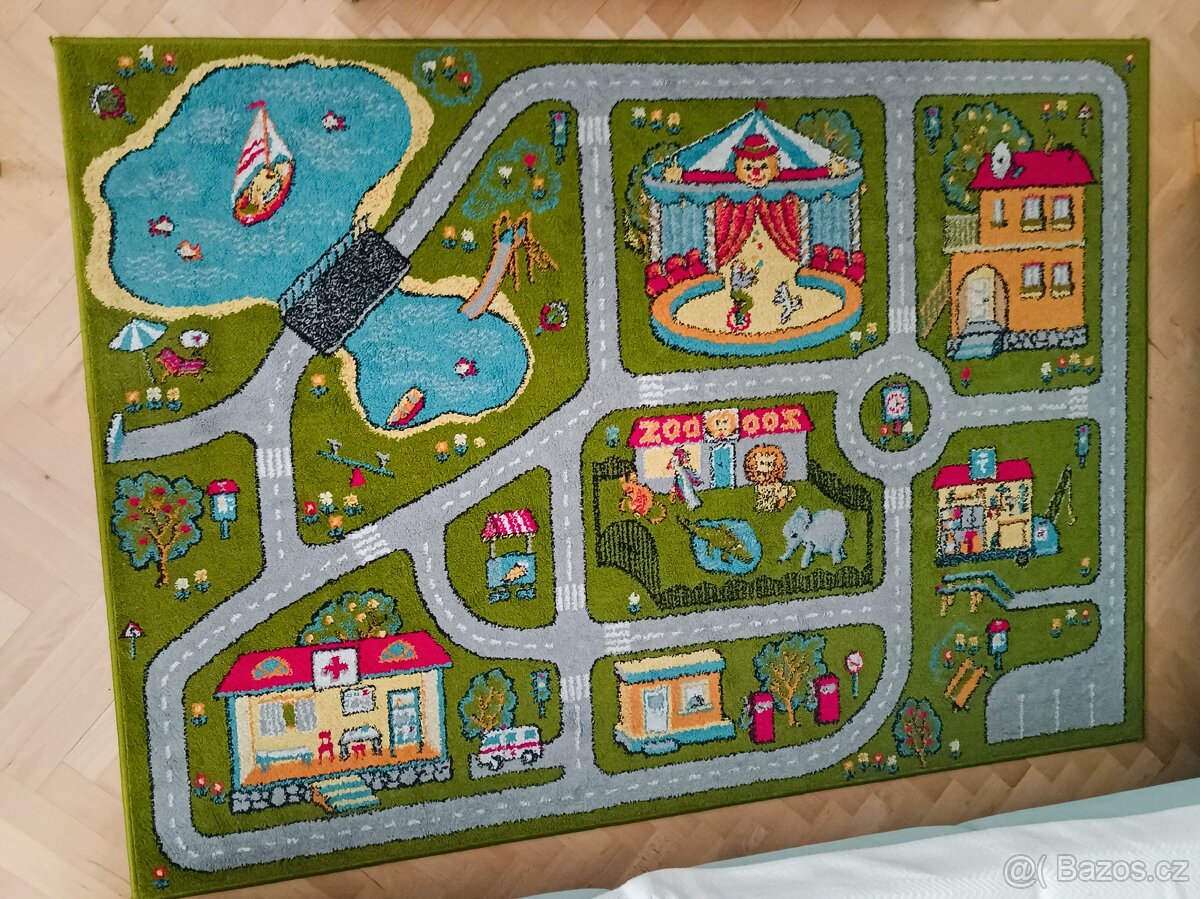 Dětský kusový koberec, město, 135x190