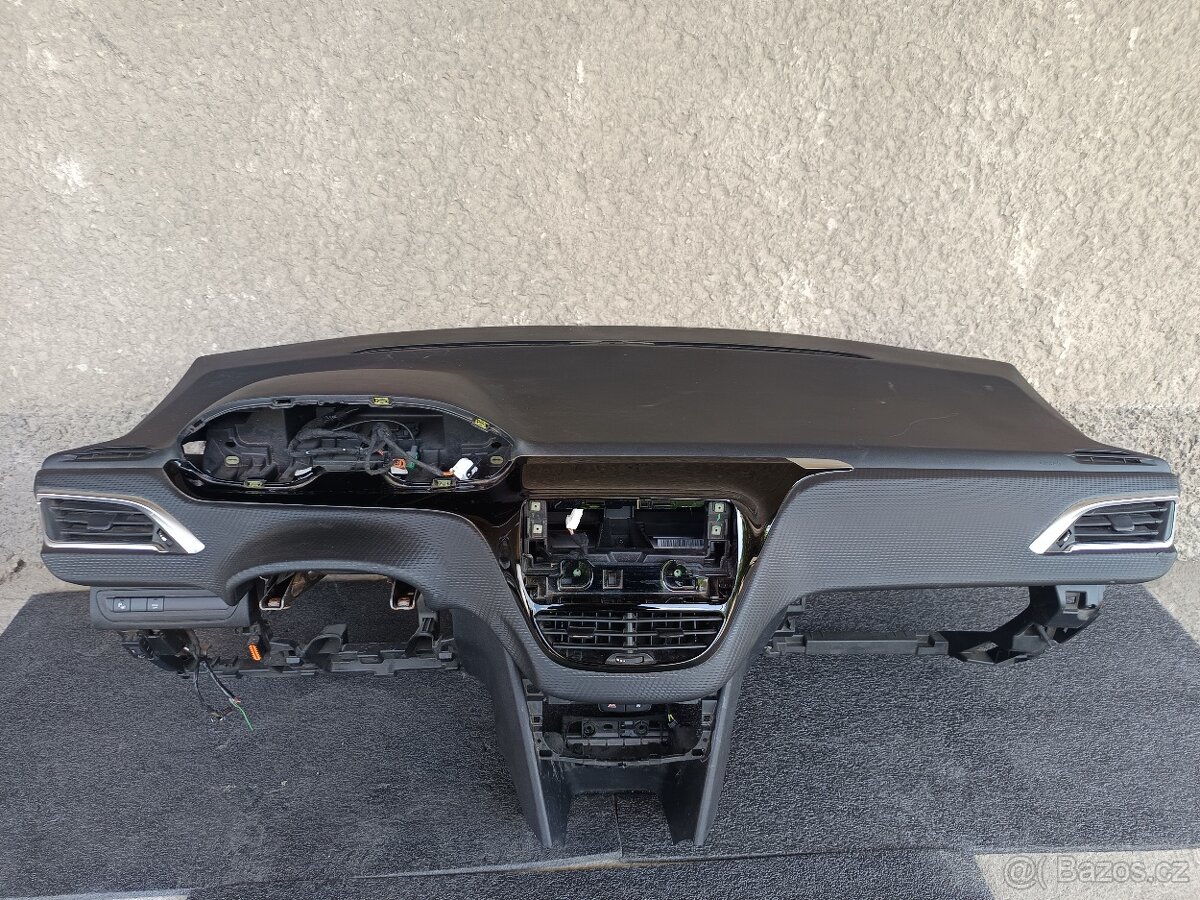 Palubní deska Peugeor 208