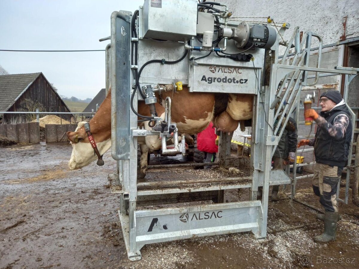 Hydraulická paznehtářská klec