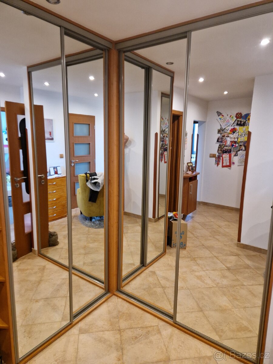 Vestavěná skříň