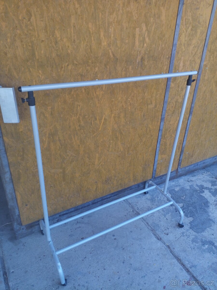 Stojan na oblečení