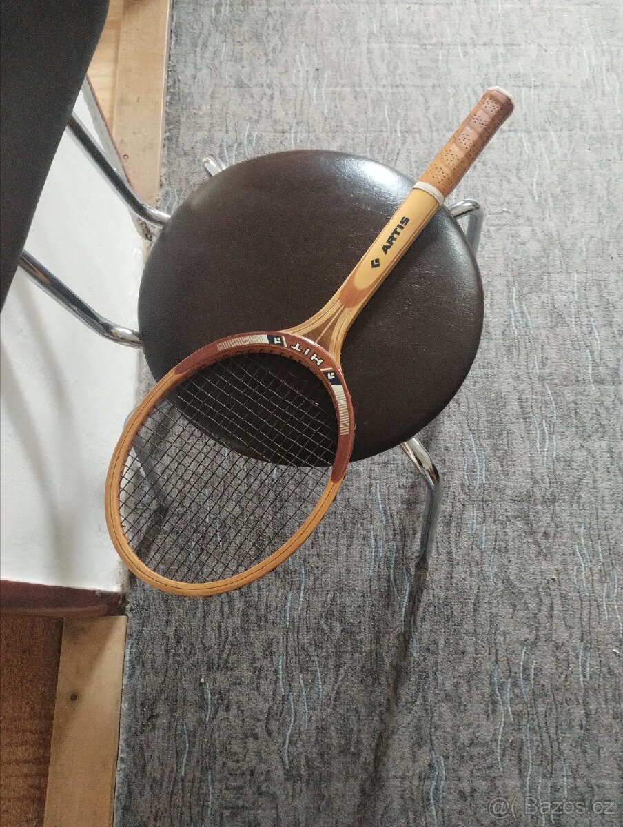 Tenisová raketa dřevěna