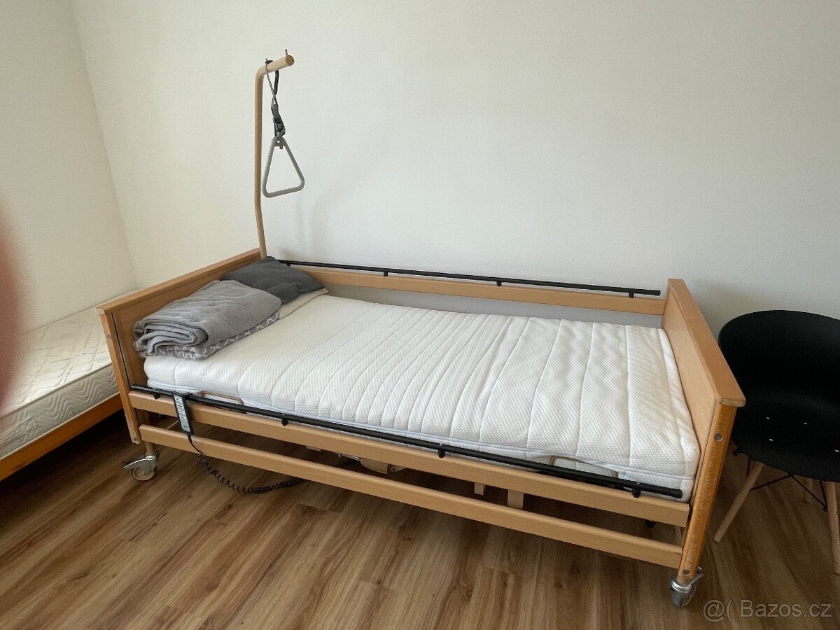 Polohovací elektrická postel s hrazdou