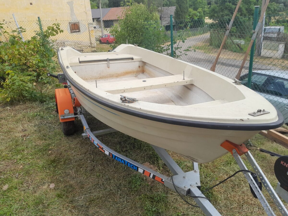 Laminátový člun s motorem