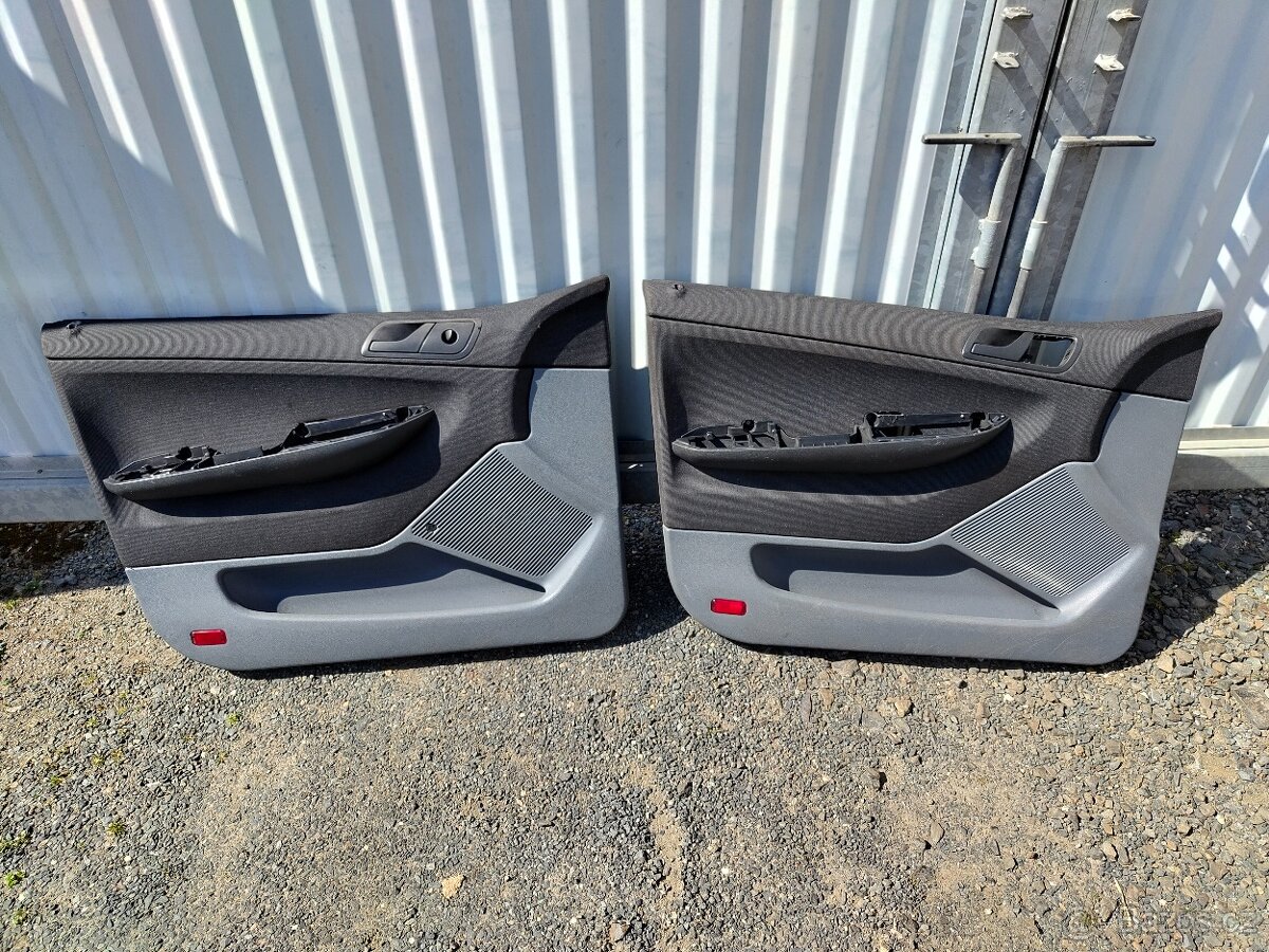 Řidičův tapec Fabia - šedý