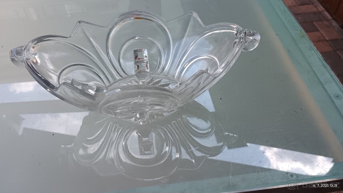 Skleněnou misku, džbánek a sklenici