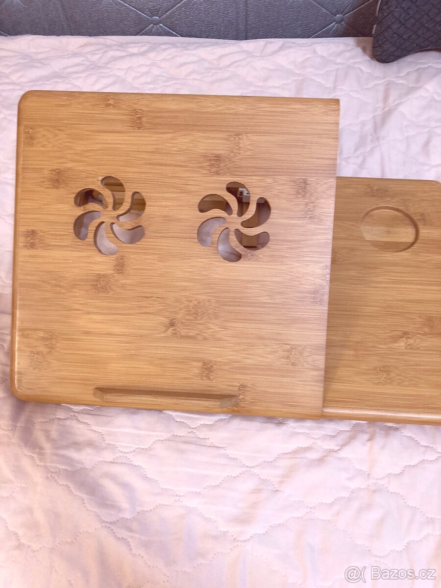 Prodám skládací stolek pod notebook, asi bambusový