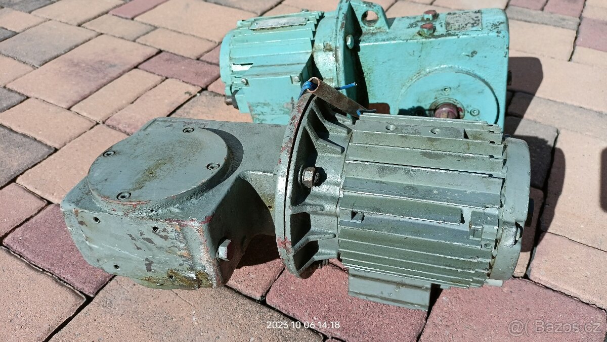 Elektromotor s úhlovou šnekovou převodovkou TSN 030 444