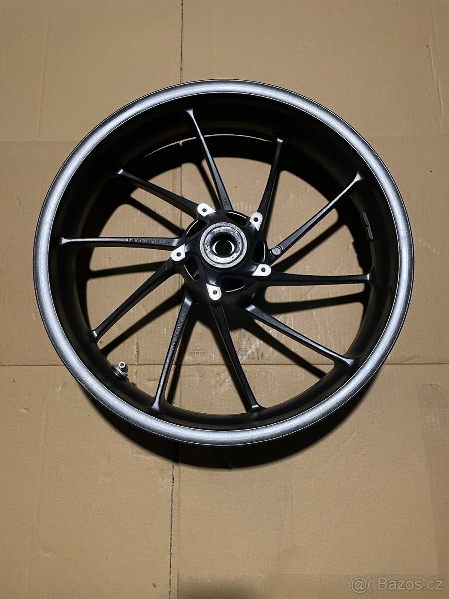 Přední kolo na Honda NT1100