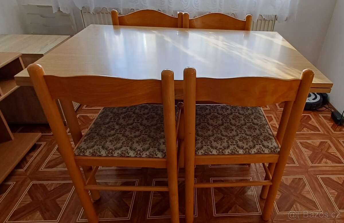 jídelní stůl se židlemi