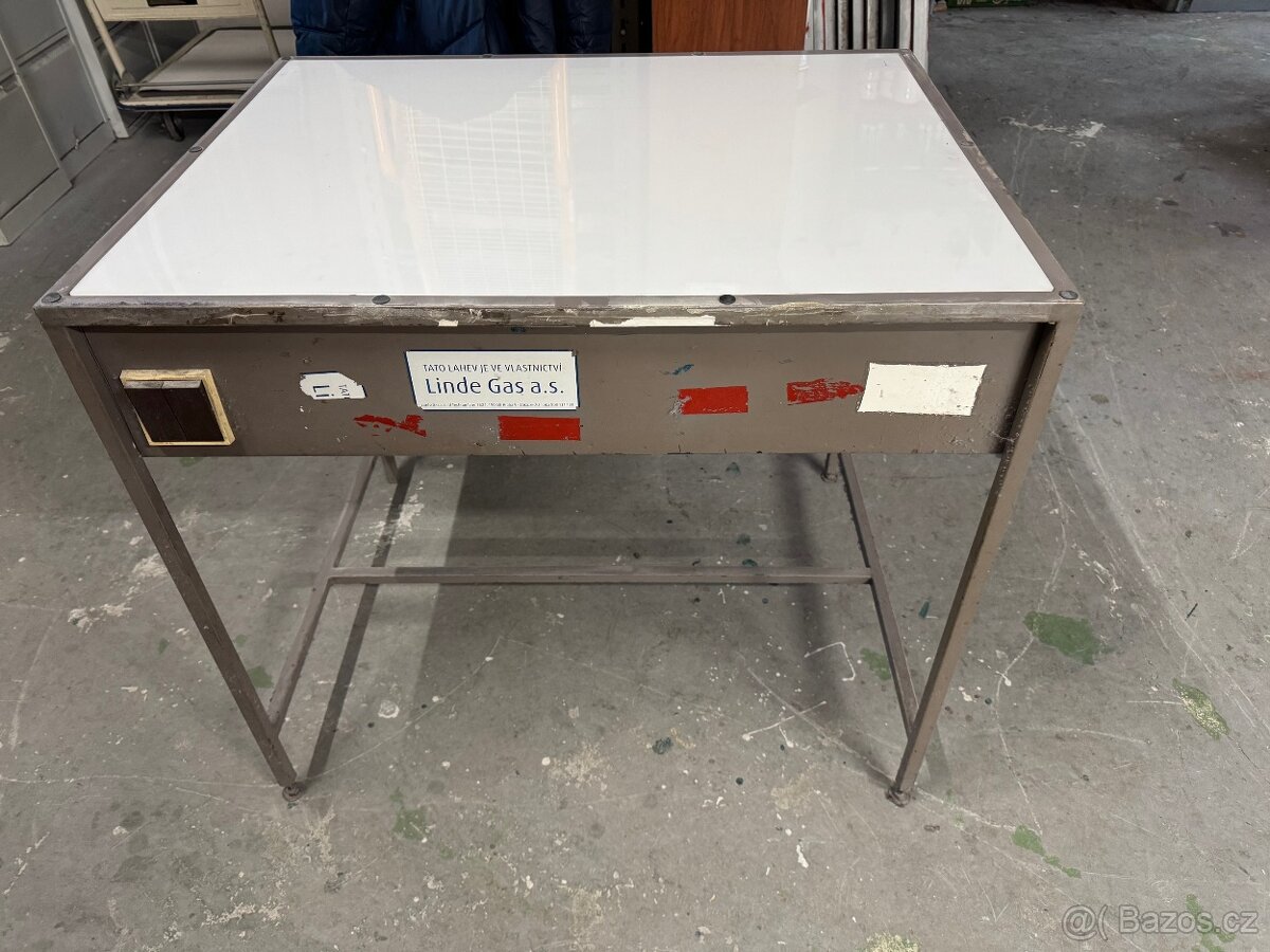 Montážní prosvětlovací stůl