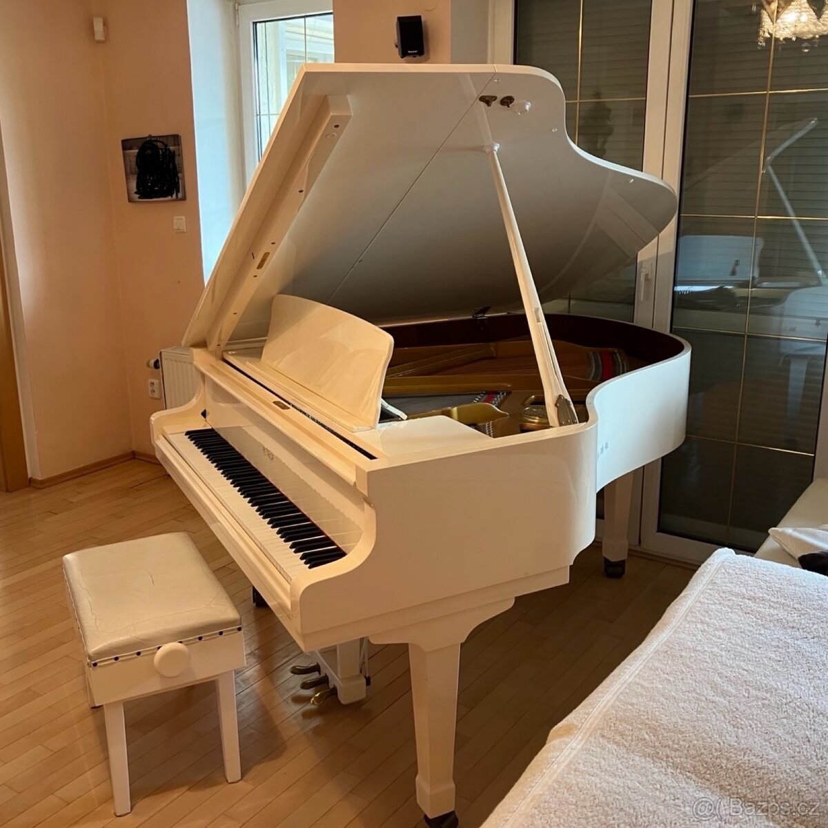 PETROF grand piano – bílý lak, výjimečný stav
