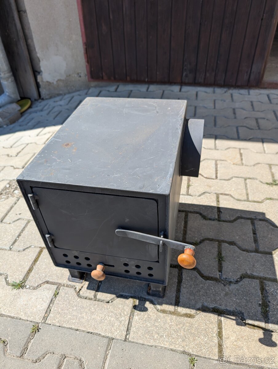 Topeniště k udírně.