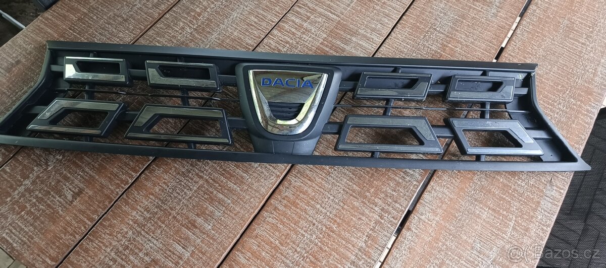 Maska Duster Dacia nijak poškozená