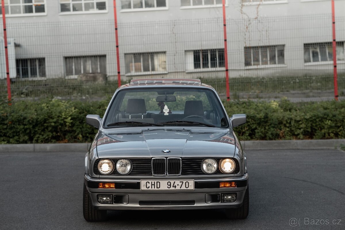 BMW E30 320i