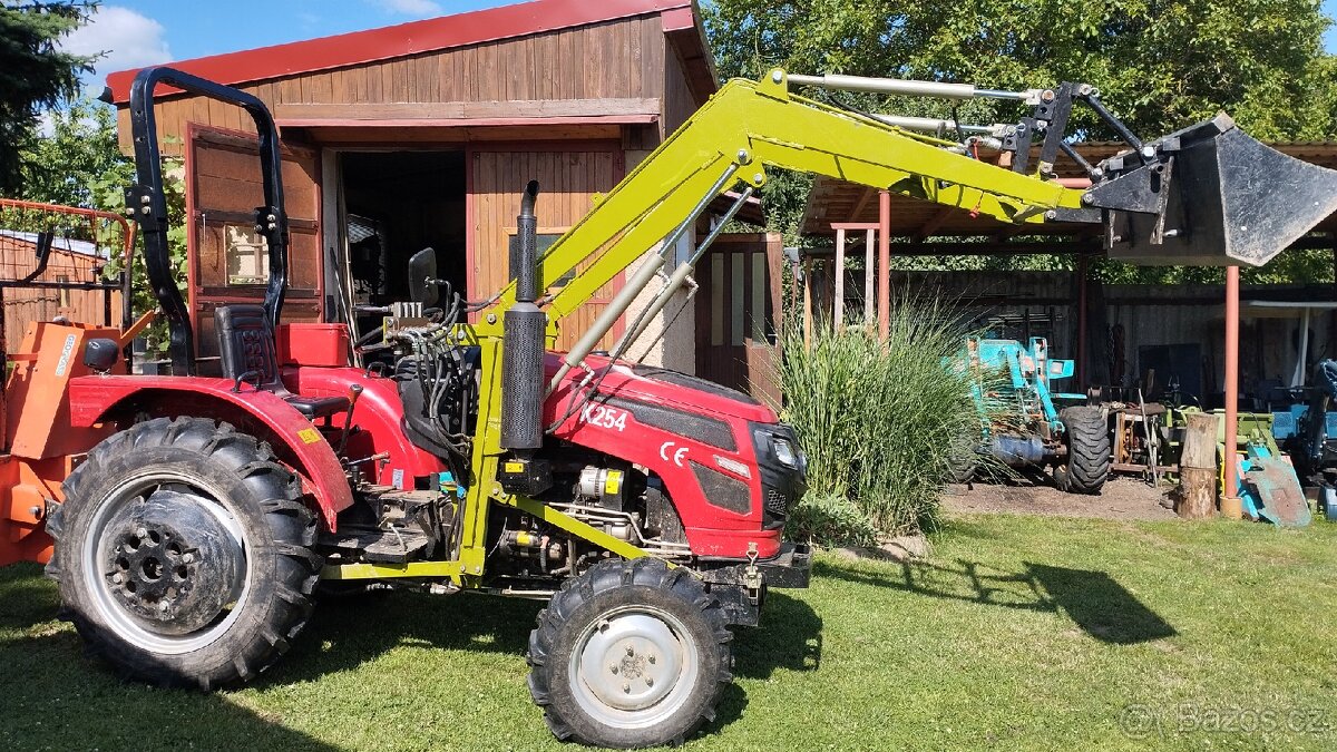 Traktor s čelním nakladačem