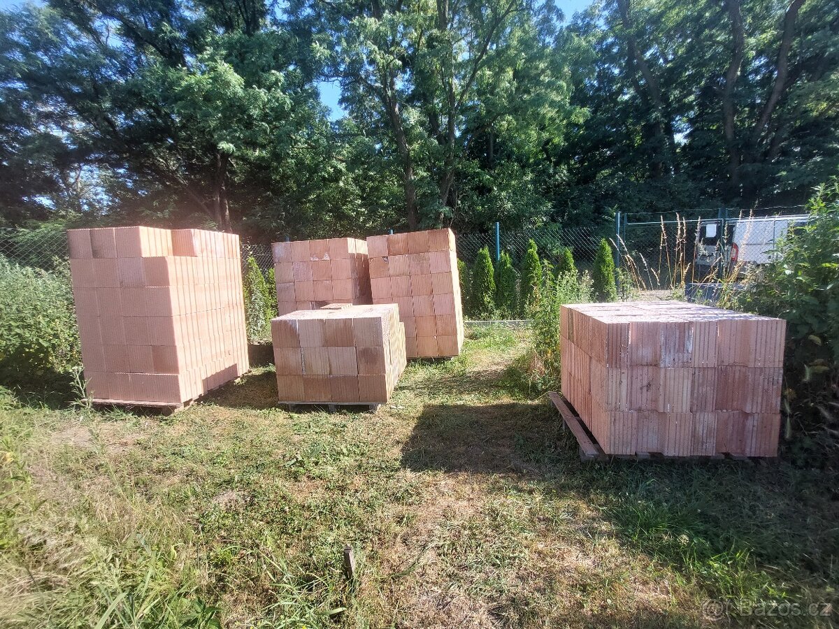 Heluz zbytky ze stavby