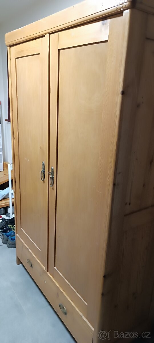 Antik šatní skříň