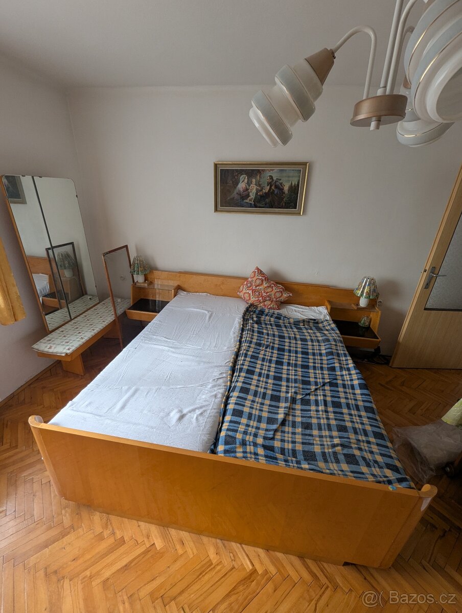 Ložnicová sestava nábytku.