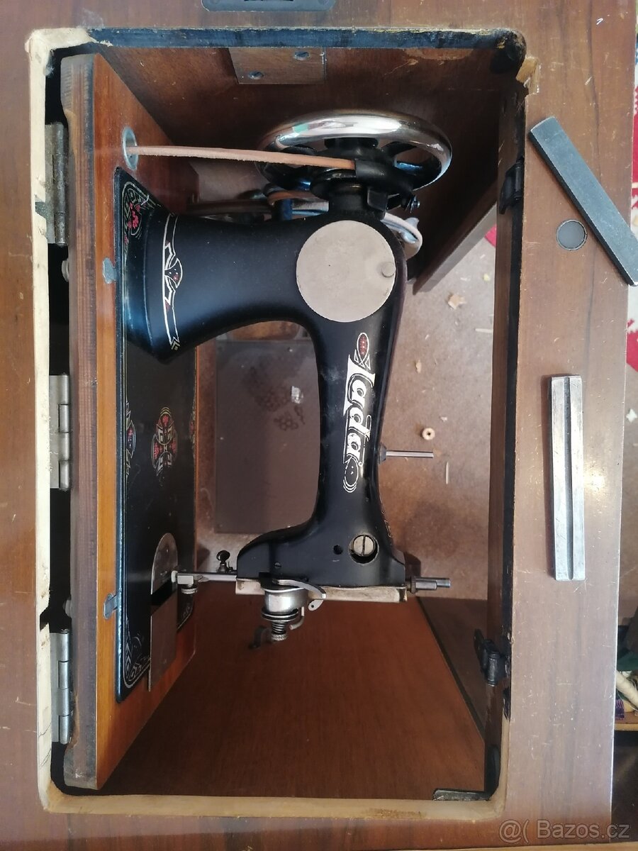 Šlapací šicí stroj Lada