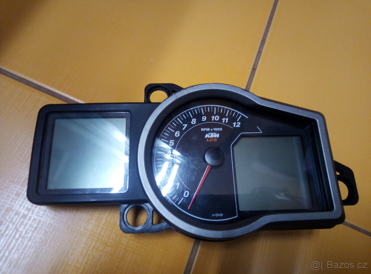 Přístrojový panel na KTM