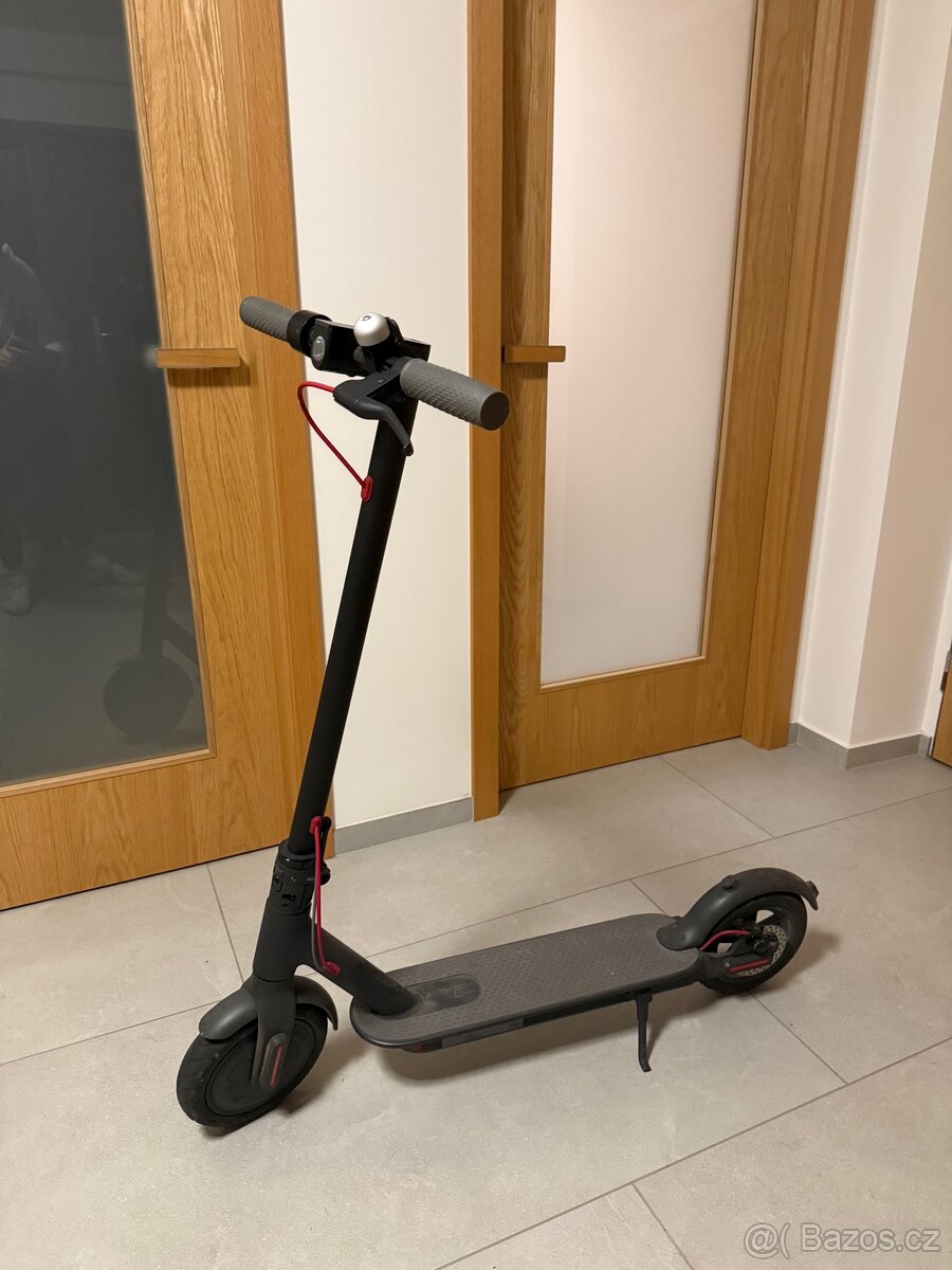 Červeno černá Elektronická koloběžka Xiaomi