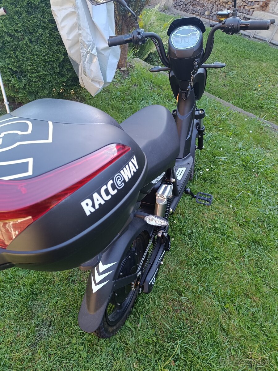 E Babeta limitovaná edice Racceway