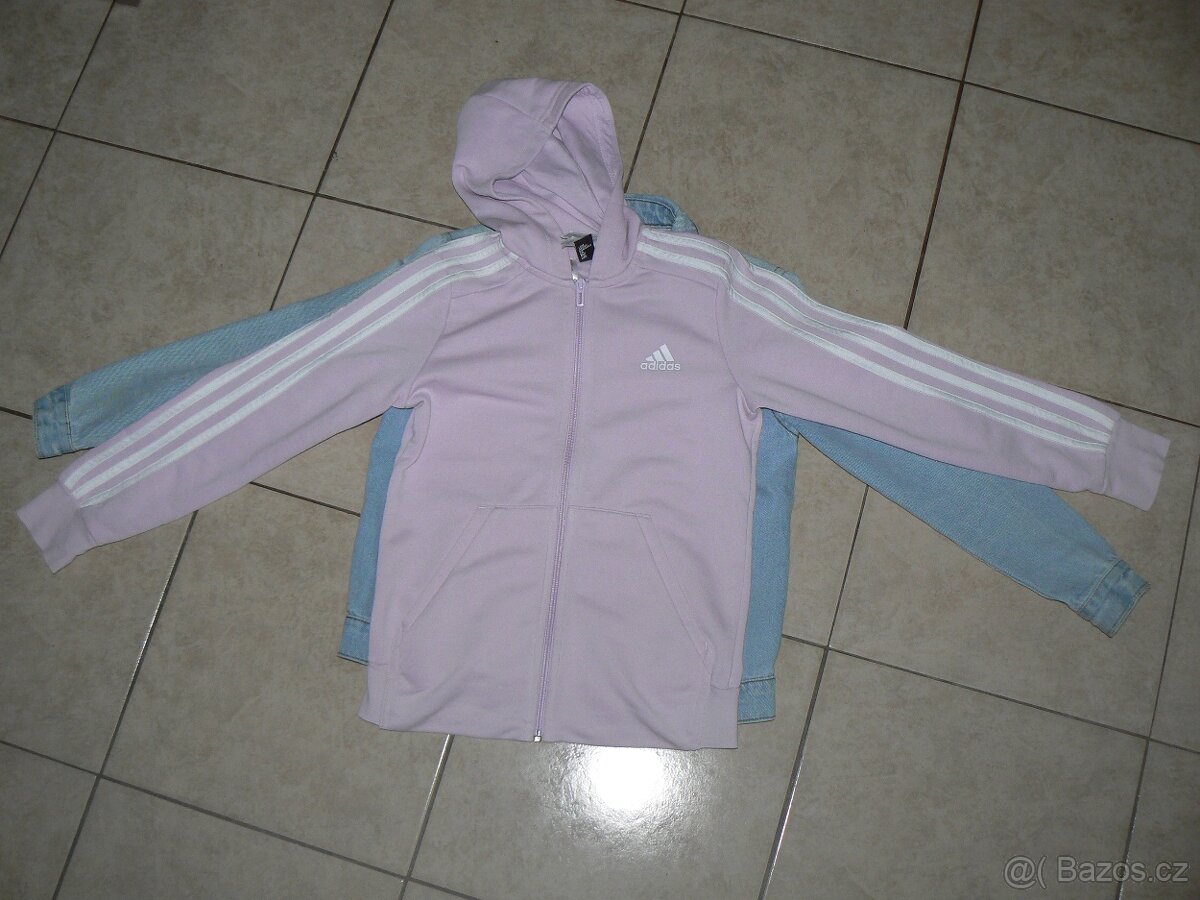 mikina a riflová bunda