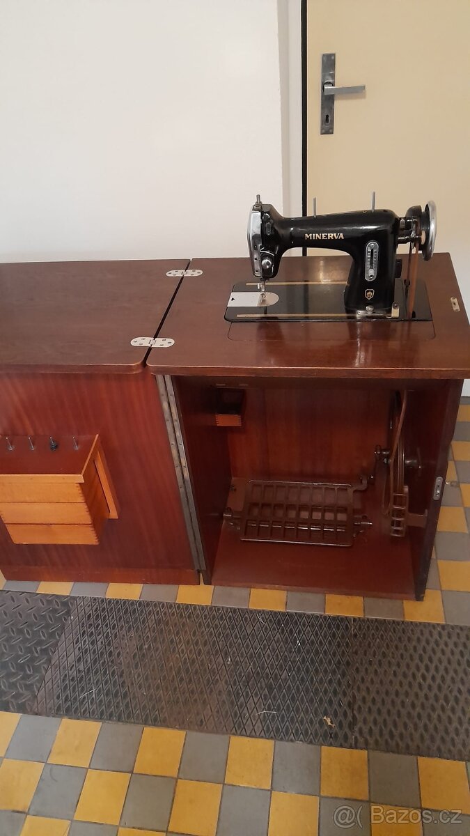 Skříňový šicí stroj